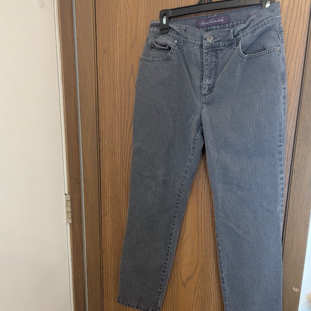 Gloria Vanderbilt Gray Wash Embellished Back Pocket Amanda Jeans-6 Short